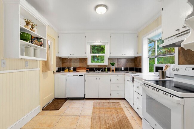 Building Photo - Charming 3 beds 1.5 bath farmhouse in Redm...