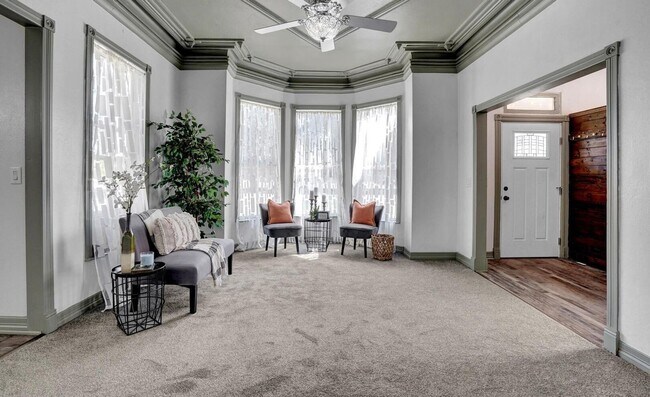 Building Photo - Charming Home for with a Spacious Yard & C...