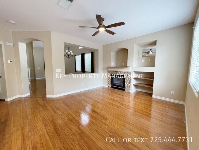 Foto del edificio - 4 BED, 3.5 BATH 2 STORY HOME WITH SPA LOCA...