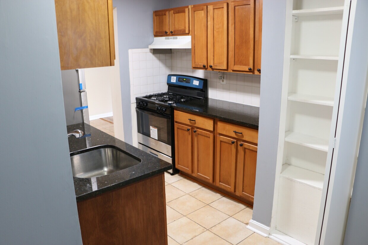Primary Photo - 5931 Quantrell Ave