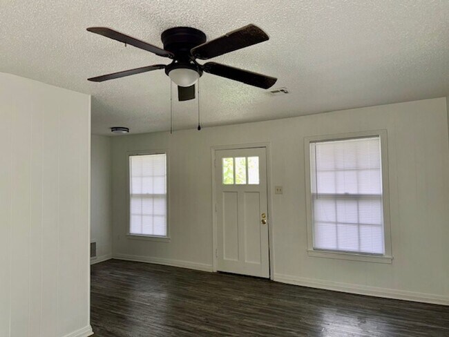 Foto del edificio - EXTRA STORAGE SPACE IN BACKYARD