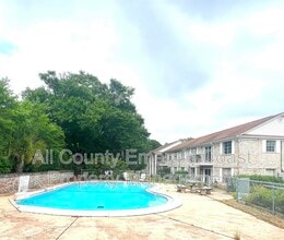 Building Photo - 105 Country Club Dr