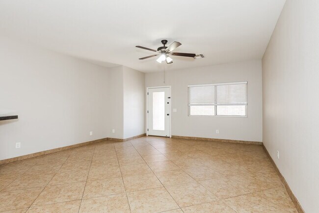 Foto del edificio - 3677 N 141st Dr