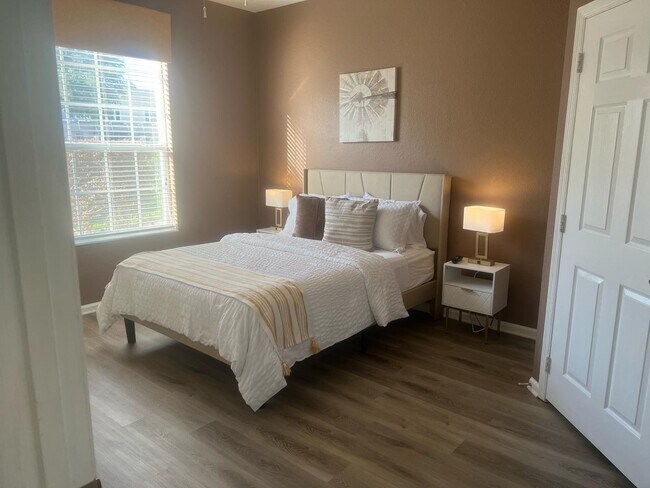 Building Photo - 2307 Silver Palm Dr