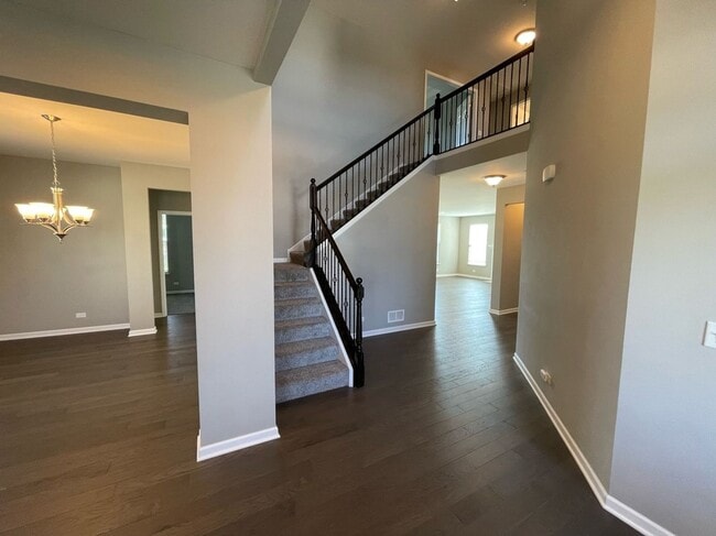 Building Photo - Single Family Home in Hoffman Estates