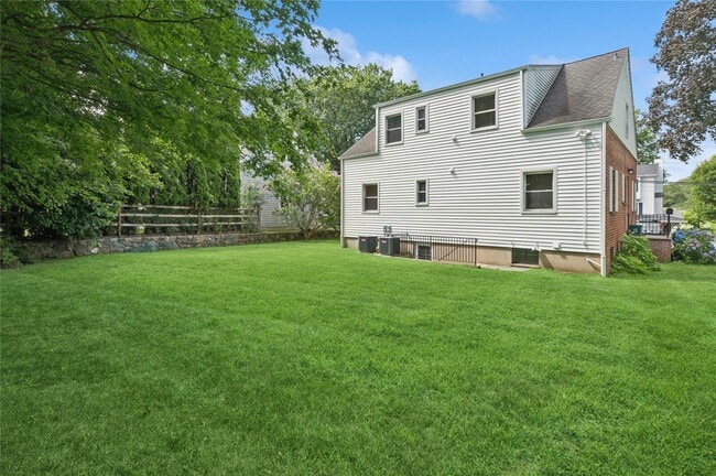 Building Photo - 119 Soundview Ave