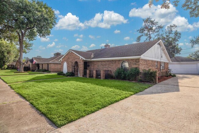 Foto del edificio - 5419 Golf Dr