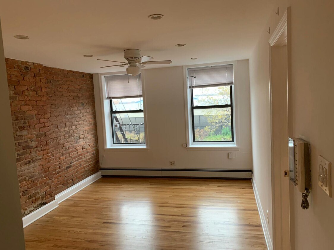Primary Photo - 147 Columbia St