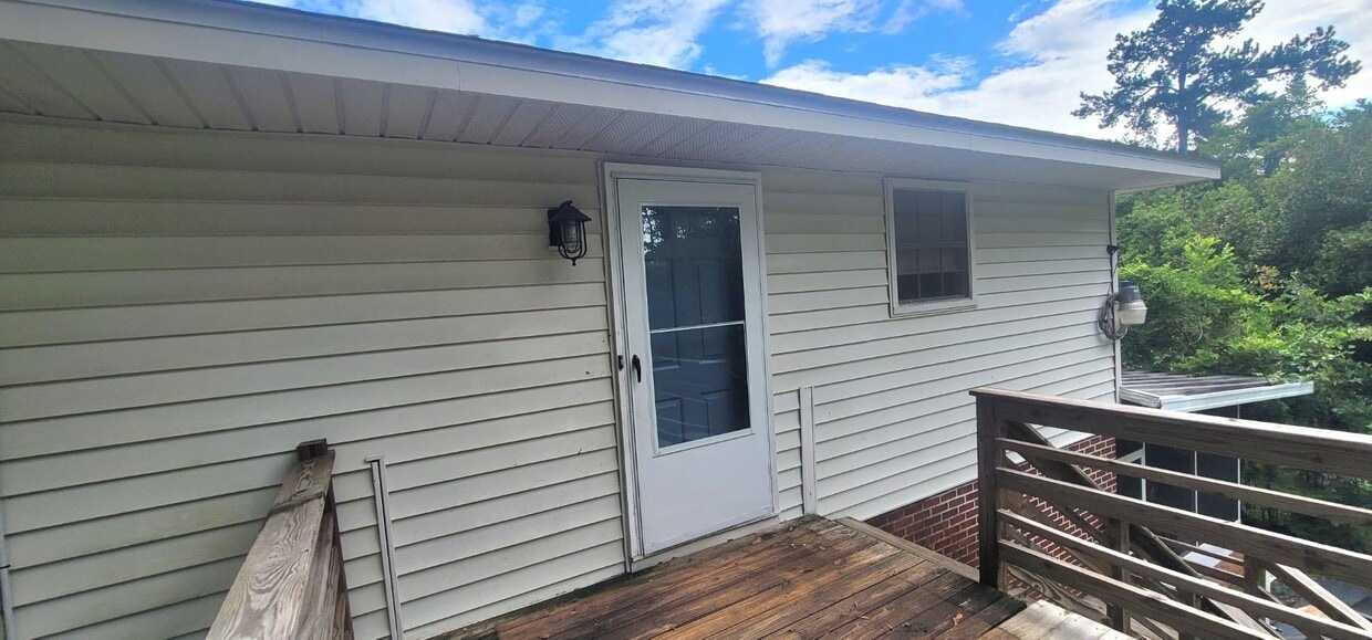 RENOVATED 1/1 w/ Deck, Washer/Dryer, & Granite Counters in Walkable Midtown Area! Available Augus... - RENOVATED 1/1 w/ Deck, Washer/Dryer, & Granite Counters in Walkable Midtown Area! Available Augus...