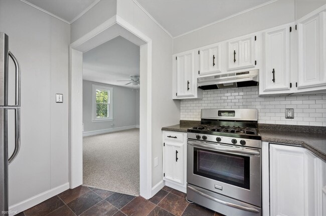 Foto del edificio - 3 br, 1 bath Duplex - 243 Morgan Street 2
