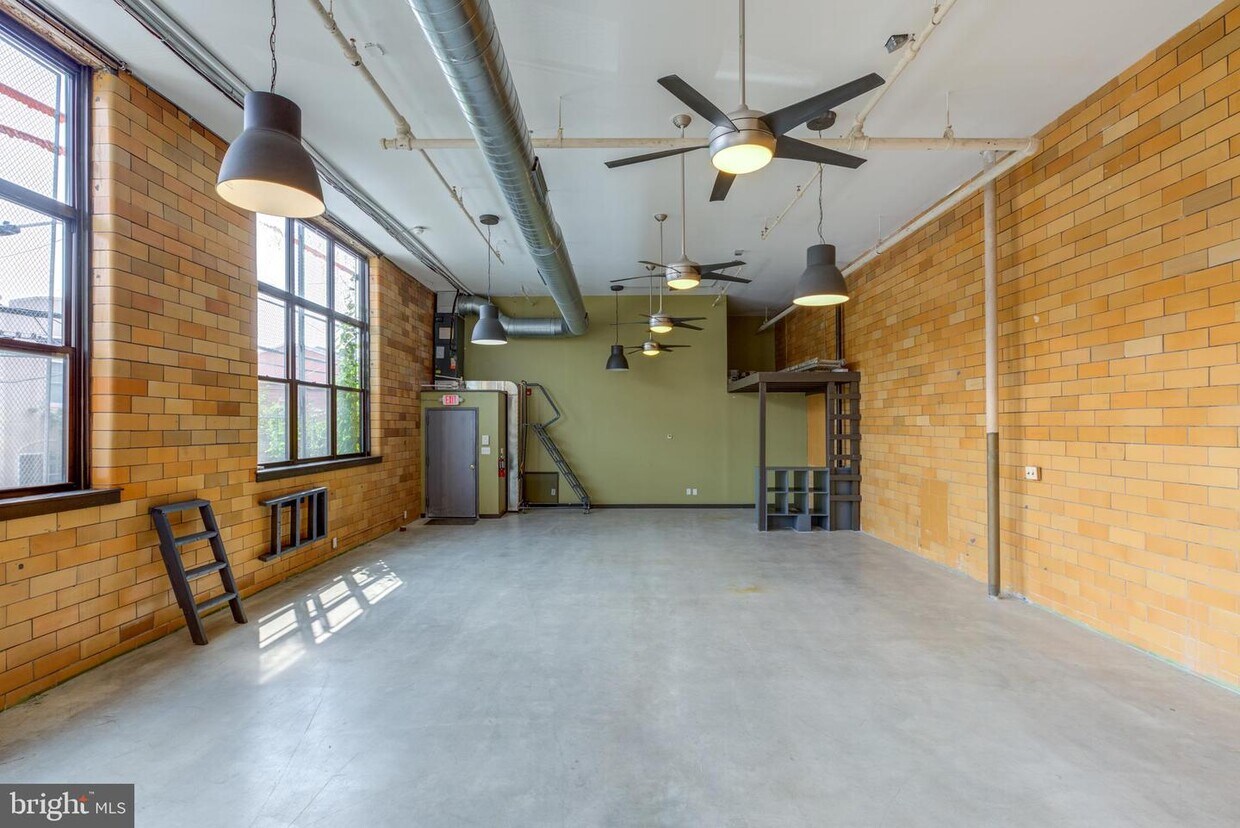 Primary Photo - 111 W Norris St