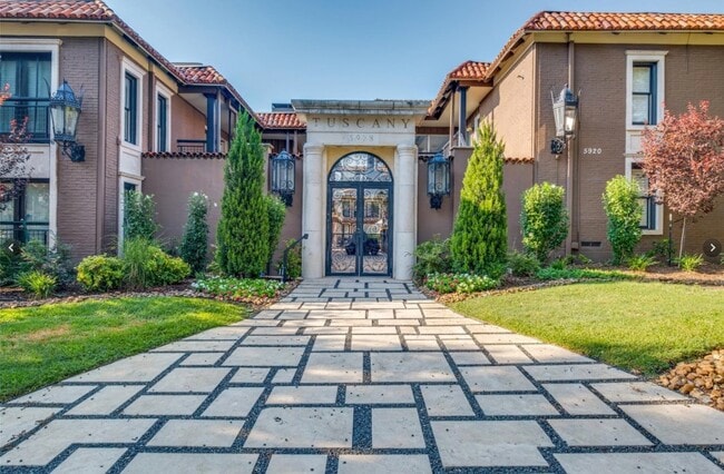 Foto del edificio - 5932 Sandhurst Ln