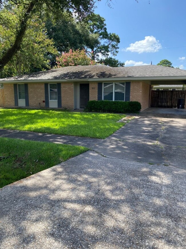 Building Photo - 302 Newcastle Dr