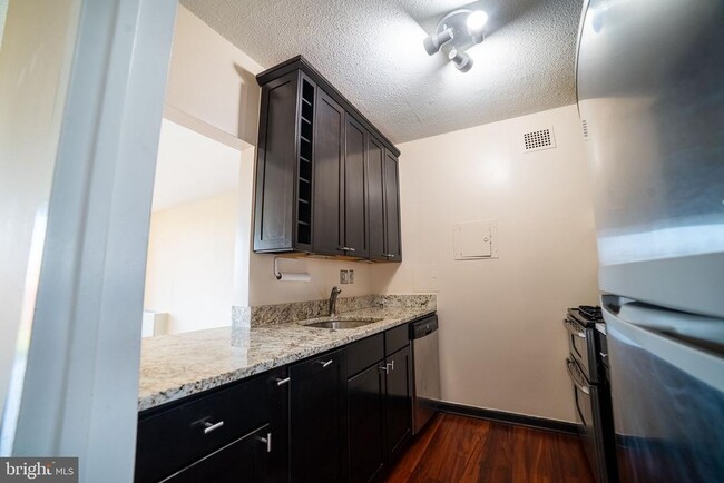 Foto del edificio - 4141 Henderson Rd