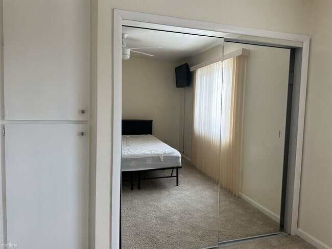Foto del edificio - 2 br, 1.5 bath Duplex - 7241-43 Balkis Lan...