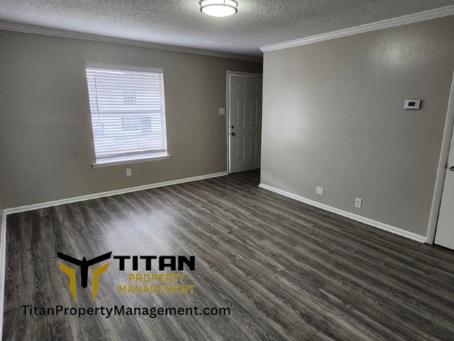 Building Photo - 2 bed/1 bath Townhouse
