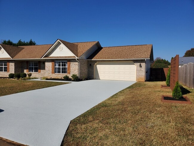 Photo - Maryville 37804 - 3 bedroom, 2 bedroom home - Call Karen Robertson (865) 454-7626