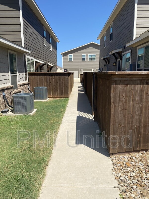 Building Photo - 655 Harvest Moon Dr