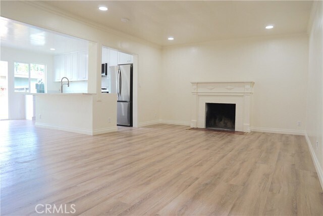 Foto del edificio - 745 Barris Dr