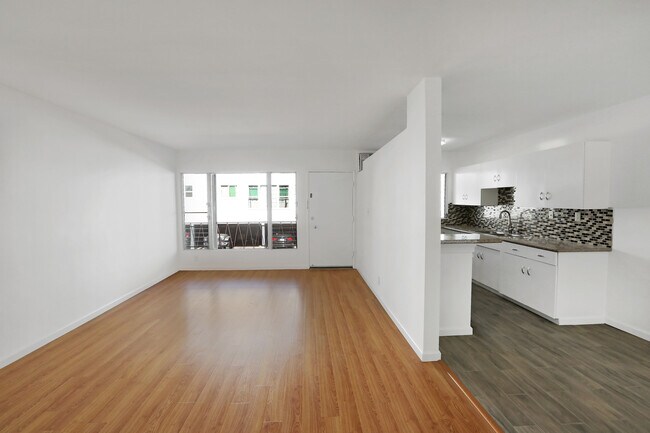 Building Photo - 7570 Romaine St
