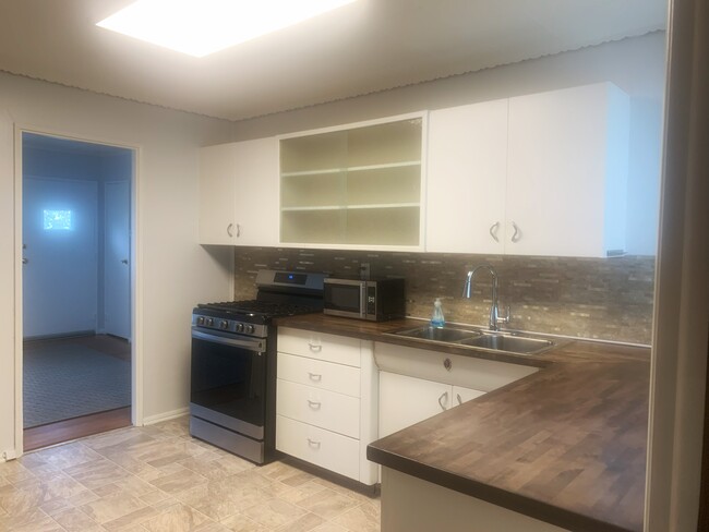Kitchen (Pic3) - 99 Seymour St