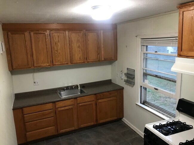 Kitchen - 8214 Kenwood Ave