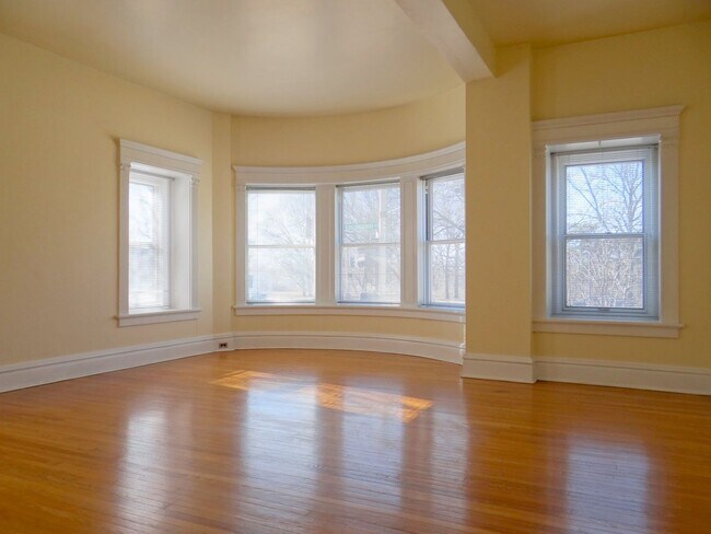 Foto del edificio - Charming 3 BD/2 BATH right across the stre...