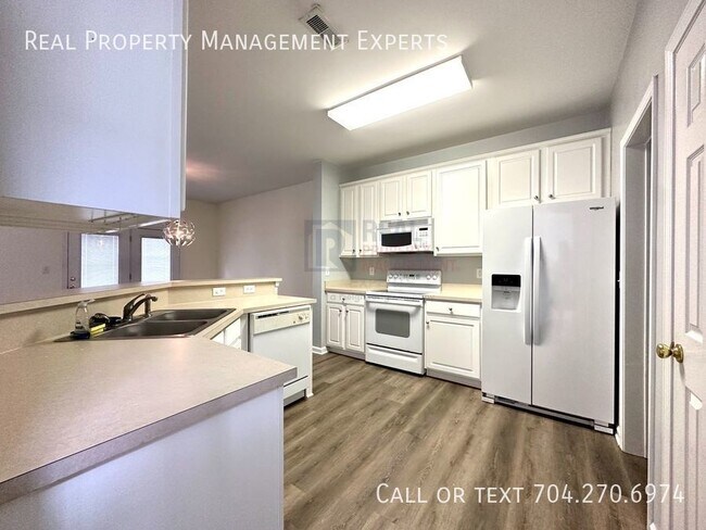 Building Photo - Gorgeous 2BR/@2.5/BA Townhouse Mill Creek!
