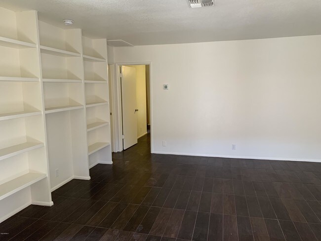 Building Photo - 311 W Blackhawk Dr