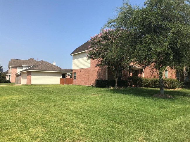 Building Photo - 910 High Ridge Dr