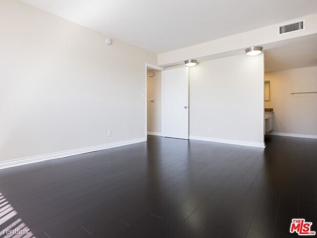 Building Photo - 2 br, 2 bath House - 1467 Rexford Dr Apt 304