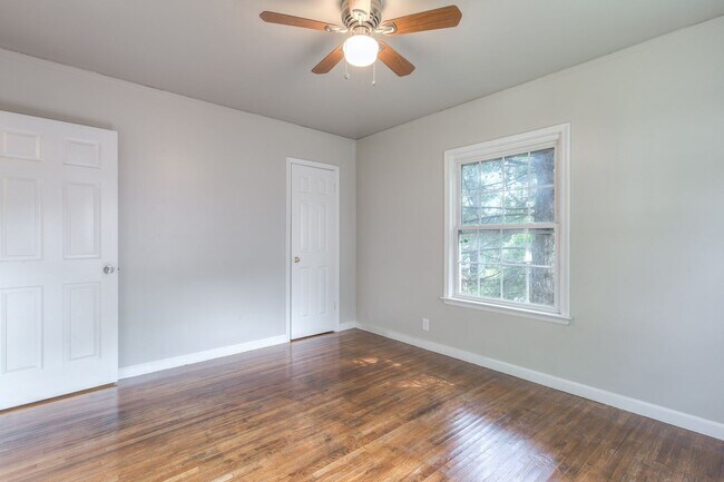 Building Photo - Great location for amazing 2 BED 1 BATH