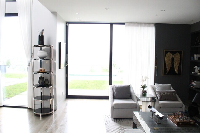 Foto del edificio - 1749 Stone Canyon Rd