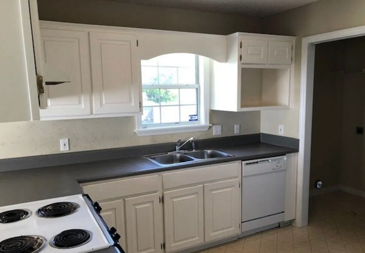 Foto del edificio - Cozy 3 Bedroom Home with Spacious Kitchen and Private Backyard