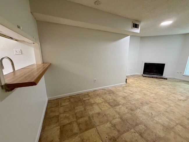 Building Photo - 105 Windward St