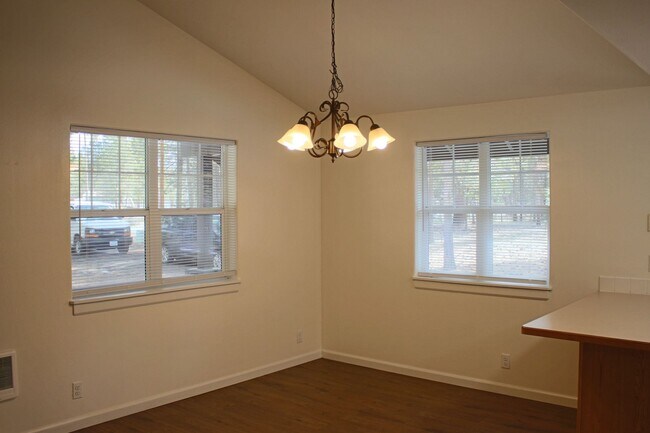 Foto del edificio - 3 Bedroom House For Rent in Oregon Water Wonderland