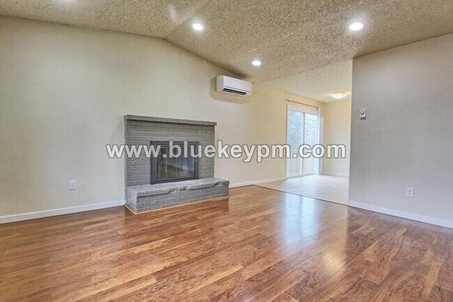 Foto del edificio - 2 Bed, 1 Bath Duplex in Lincoln Neighborhood