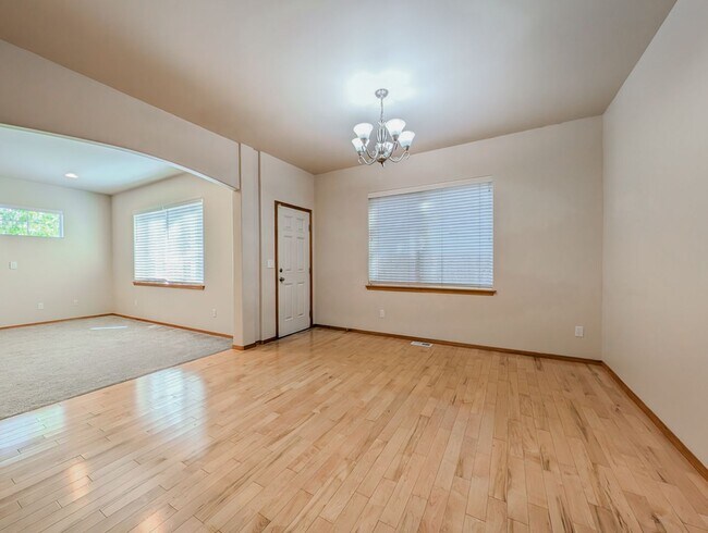 Foto del edificio - Move in ready 4 bed, 2.5 bath home W/ New Paint & Carpet!
