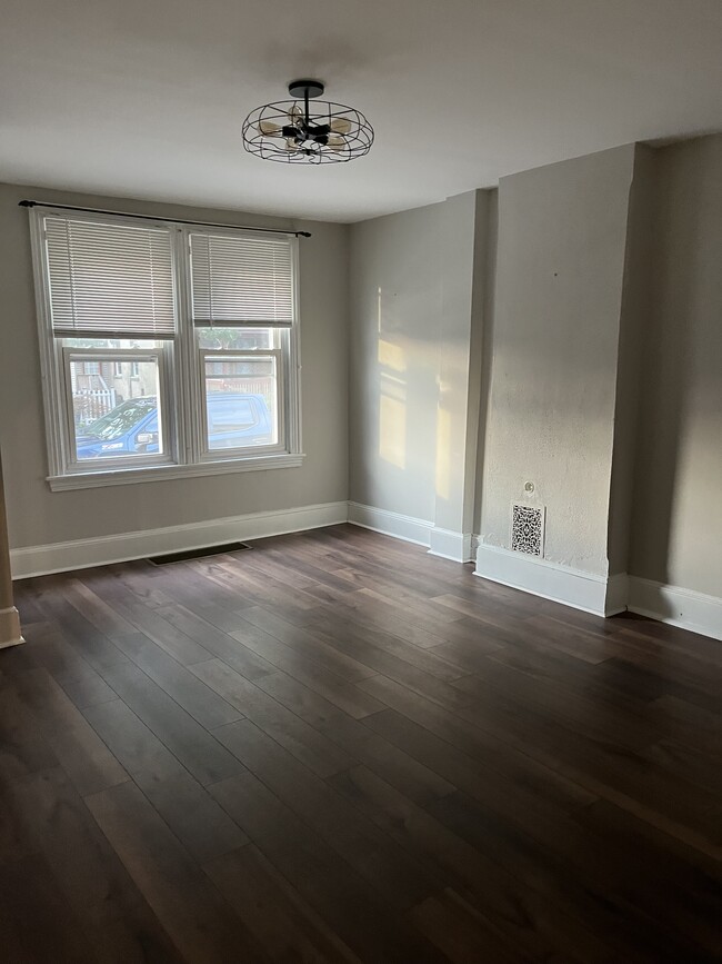 Building Photo - 128 W Chestnut St