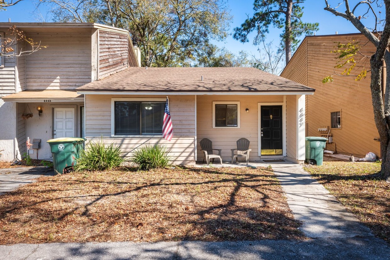 Primary Photo - Cozy 2-Bedroom Home with Fireplace, and Pr...