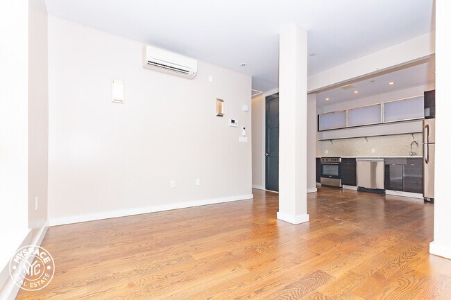 Building Photo - 133 Leonard St