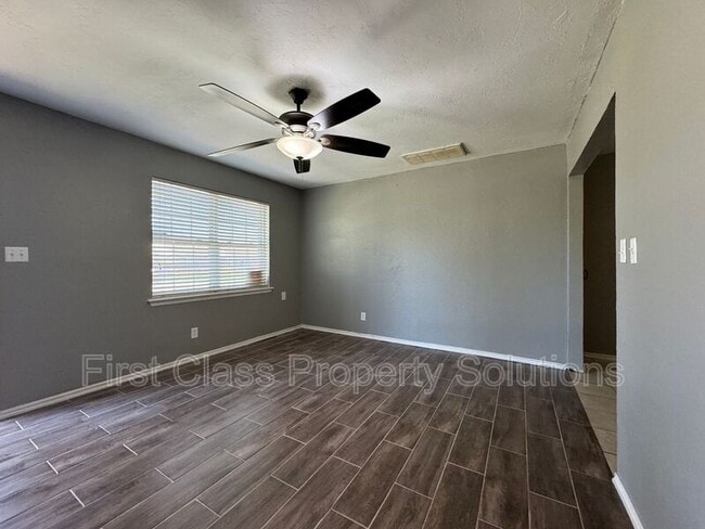 Building Photo - 704 N Gale Ave