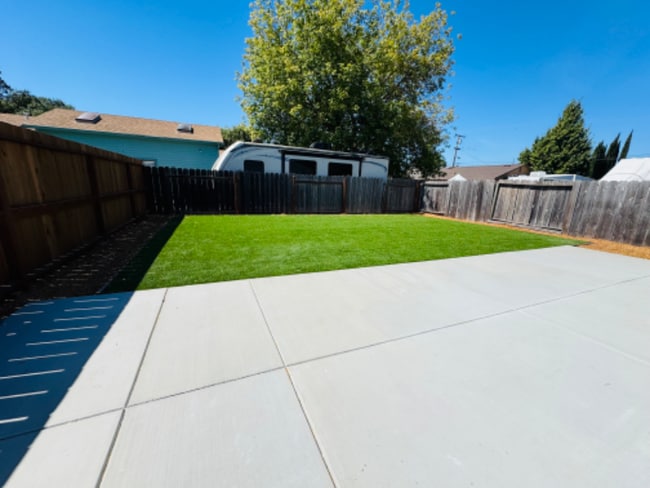 Building Photo - 5037 Kenmore Dr