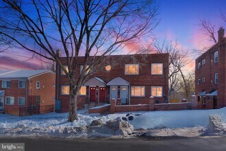 Building Photo - 146 Joliet St