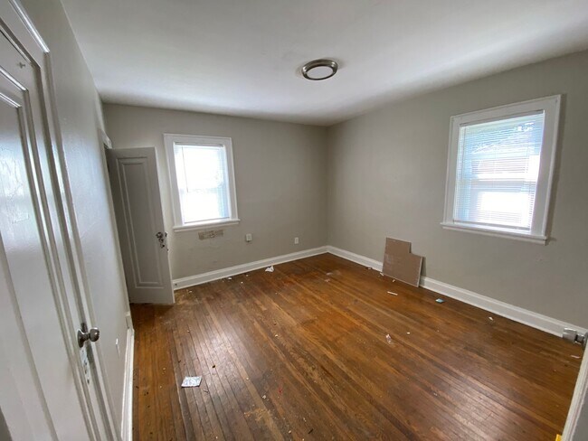 Foto del edificio - Recently Renovated Two Bedroom Coming Avai...