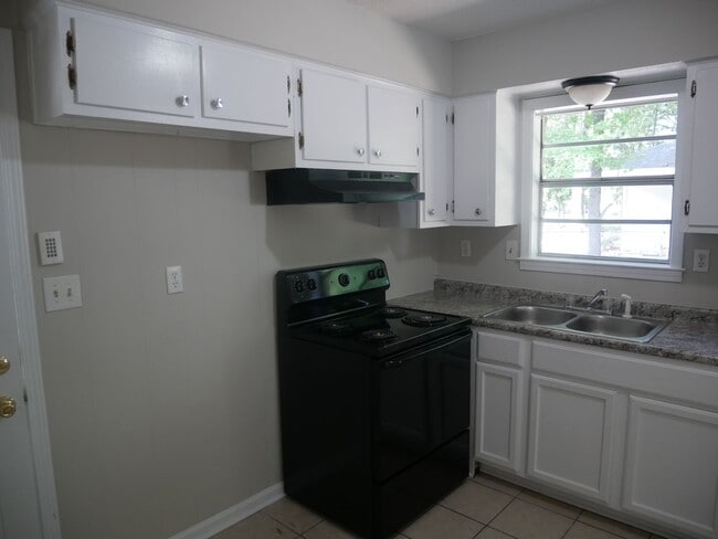 Building Photo - 8015 Ashbrook Dr