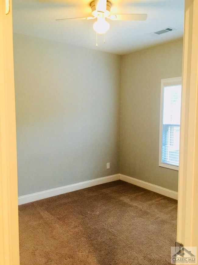 Building Photo - 1010 Binghampton Cir