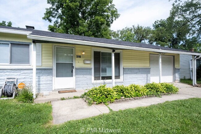 Building Photo - "Charming 4-Bedroom Retreat with Spacious Living in Indianapolis!"
