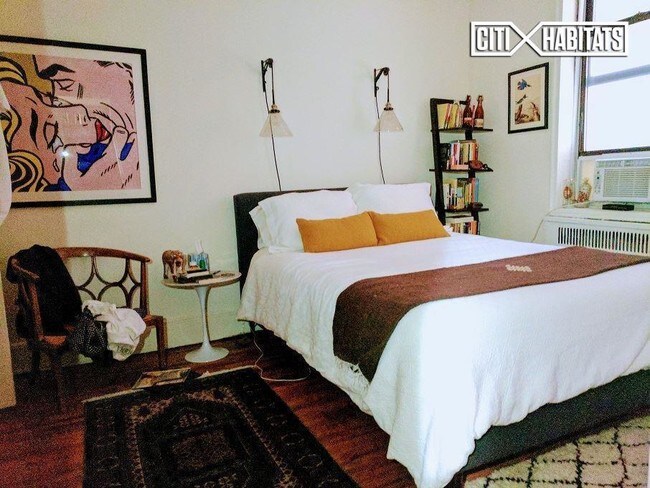 Foto del edificio - 302 E 3rd St