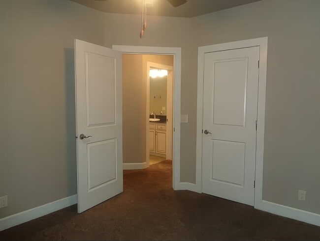 Building Photo - 3 Bed 2.5 Bath Duplex!